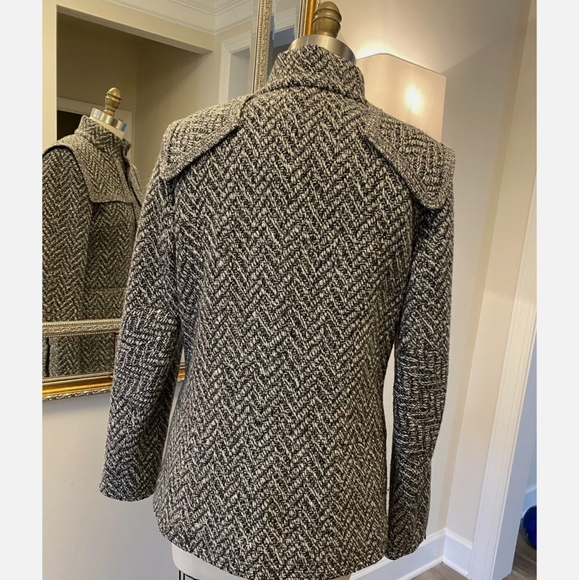 💕SOLD to Daina💕CHANEL Jacket Grey w/ CC Buttons - Picture 4 of 11